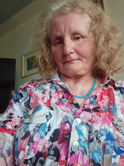 J�lia, 69 �ves t�rskeres� n�, Kisb�r