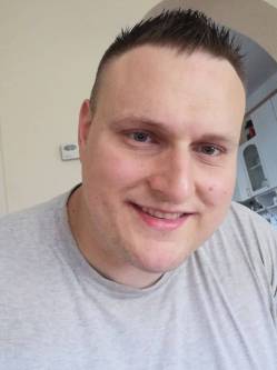 G�bor, 43 �ves t�rskeres� f�rfi, �gasegyh�za