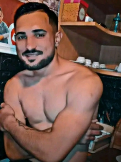 Egon, 26 �ves t�rskeres� f�rfi, Fegyvernek