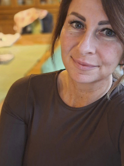 Krisztina, 44 �ves t�rskeres� n�, D�ny