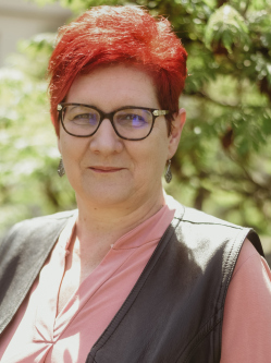 T�ndi, 58 �ves t�rskeres� n�, Gy�ngy�s