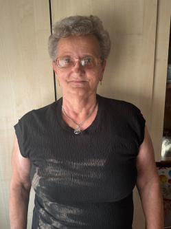 Vali, 67 �ves t�rskeres� n�, Csert�