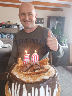 Zolt�n, 53 �ves t�rskeres� f�rfi, Koml�