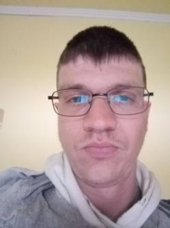 Zsolt, 33 �ves t�rskeres� f�rfi, G�rbeh�za