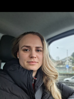Bernadett, 37 �ves t�rskeres� n�, Luzern