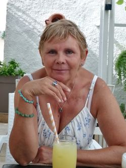 Margo, 64 �ves t�rskeres� n�, Bazita