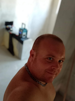 Zoli, 45 �ves asz�di t�rskeres� f�rfi