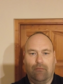 Tomi, 45 �ves t�rskeres� f�rfi, �barok