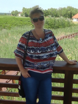 Enik�, 49 �ves ny�regyh�zi t�rskeres� n�