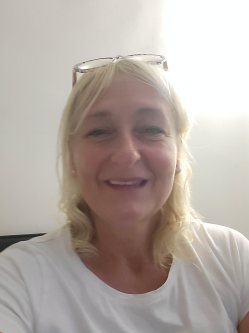 Korina, 55 �ves t�rskeres� n�, V�rtessz�l�s