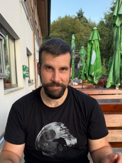 Gabo, 41 �ves t�rskeres� f�rfi, Gyermely