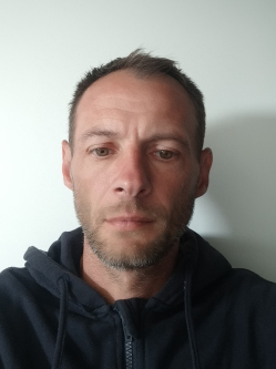 Peti, 47 �ves t�rskeres� f�rfi, Baracs