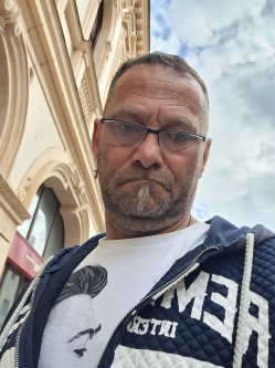 Szabi, 52 �ves t�rskeres� f�rfi, P�pa