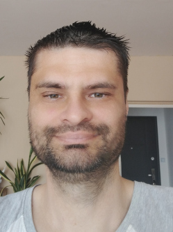 Zsolt, 46 �ves t�rskeres� f�rfi, �rd