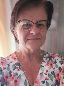 Agi, 56 �ves t�rskeres� n�, Cs�ny