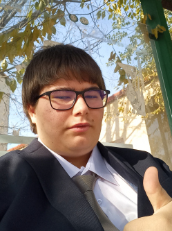 Peti, 19 �ves t�rskeres� f�rfi, T�gl�s