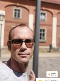 Tibor, 38 �ves t�rskeres� f�rfi, K�ll�semj�n