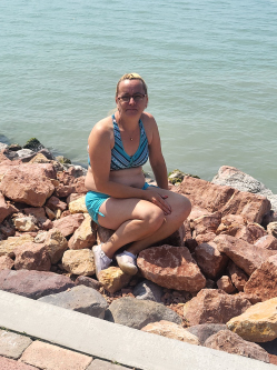 Anik�, 47 �ves t�rskeres� n�, Tata