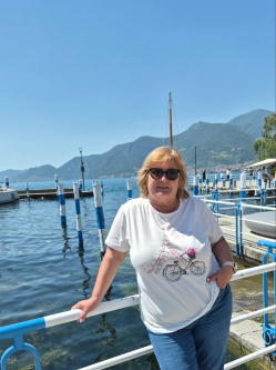 Gy�ngyi, 60 �ves t�rskeres� n�, Oroszl�ny