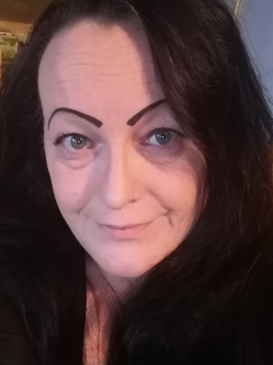 Ren�ta, 46 �ves t�rskeres� n�, Ajka