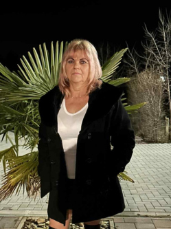 Anik�, 55 �ves tassi t�rskeres� n�