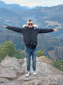 Zsolt, 43 �ves t�rskeres� f�rfi, S�rv�r