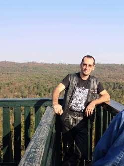 M�t�, 43 �ves t�rskeres� f�rfi, K�thely