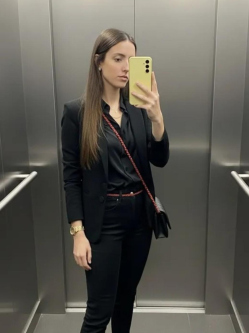 Zita, 30 �ves t�rskeres� n�, Salg�tarj�n