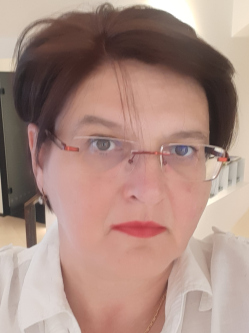 Em�lia, 53 �ves t�rskeres� n�, Debrecen