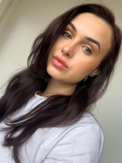 Bianka, 25 �ves t�rskeres� n�, Szeksz�rd