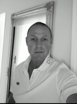Robi, 46 �ves t�rskeres� f�rfi, Tatab�nya