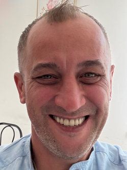 Tibor, 47 �ves t�rskeres� f�rfi, Ag�rd