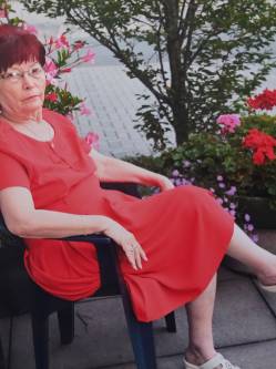 Ilike, 73 �ves t�rskeres� n�, Saj�szentp�ter