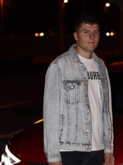 M�t�, 21 �ves t�rskeres� f�rfi, Nagyszombat
