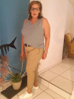 Julianna, 57 �ves t�rskeres� n�, Salg�tarj�n