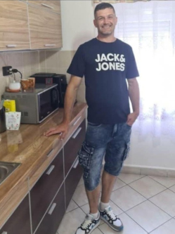 J�nos, 42 �ves s�ris�pi t�rskeres� f�rfi