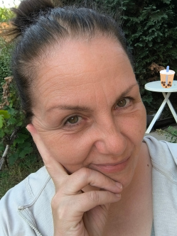 Csilla, 50 �ves t�rskeres� n�, �jk�gy�s