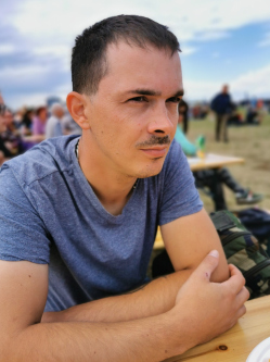 Gyula, 40 �ves t�rskeres� f�rfi, V�rpalota