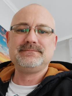 Norbert, 48 �ves t�rskeres� f�rfi, R�ts�g
