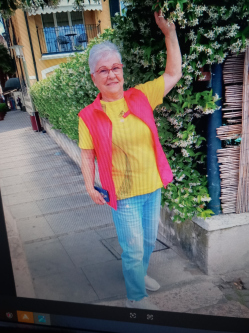 Olga, 72 �ves t�rskeres� n�, Kis�jsz�ll�s