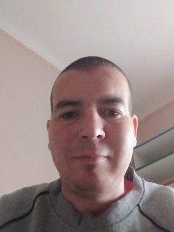 L�szl�, 34 �ves t�rskeres� f�rfi, Eszt�r