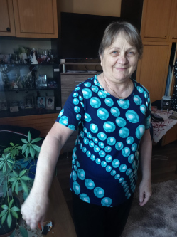 R�zsika, 61 �ves t�rskeres� n�, S�rr�tudvari
