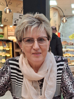 Erika, 65 �ves t�rskeres� n�, Gy�r