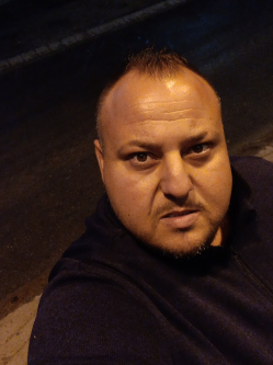 D�vid, 37 �ves t�rskeres� f�rfi, S�rkereszt�r