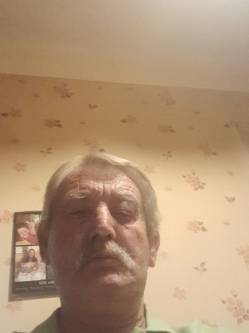 Jozsef, 70 �ves t�rskeres� f�rfi, �jharty�n
