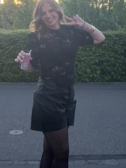Laura, 31 �ves t�rskeres� n�, Salg�tarj�n