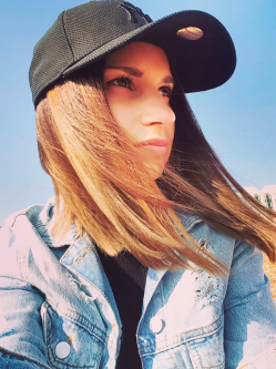 Niki, 32 �ves t�rskeres� n�, Duna�jv�ros