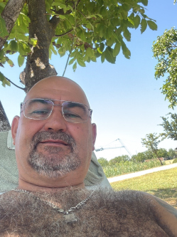 Laca, 57 �ves t�rskeres� f�rfi, Orosh�za