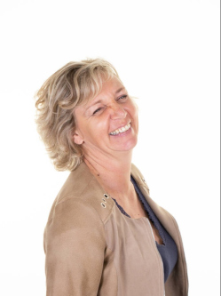 Joli, 67 �ves t�rskeres� n�, Oroszl�ny
