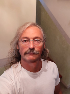 Lajos, 56 �ves t�rskeres� f�rfi, Zsomb�